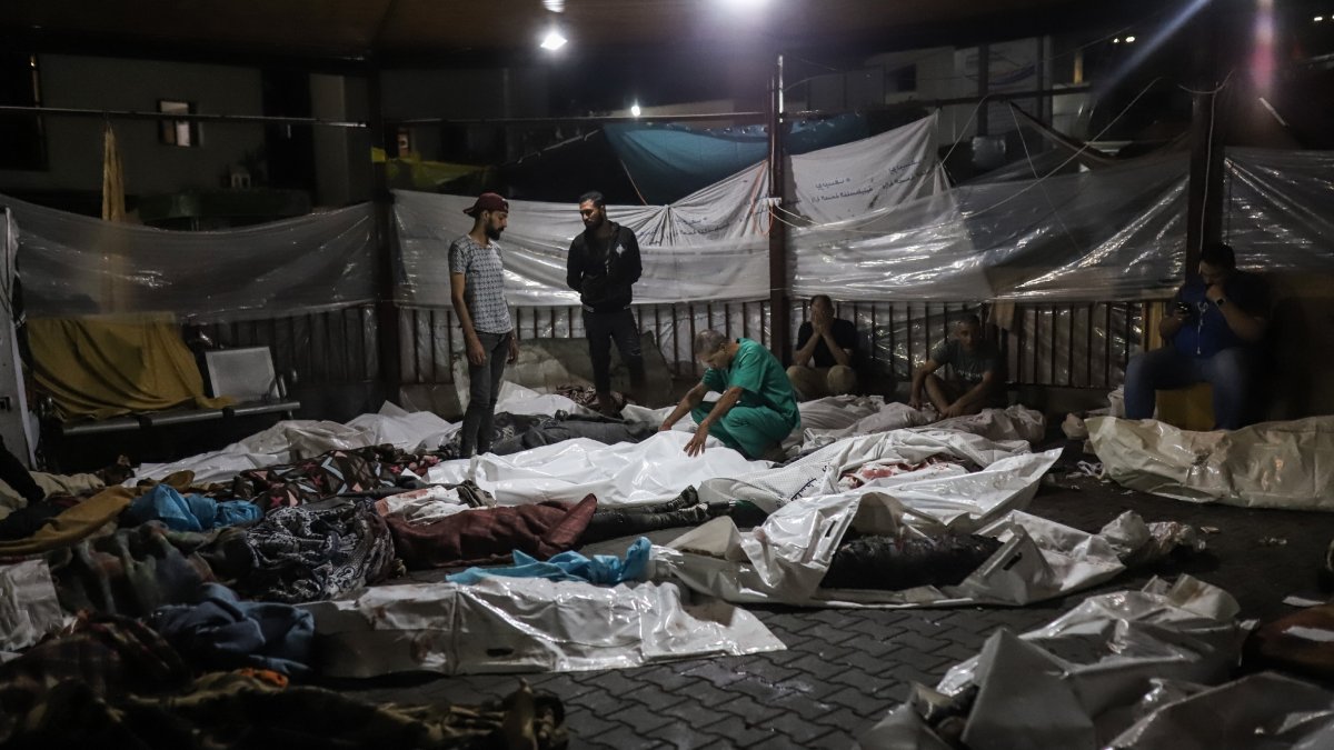 Cadáveres amontonados en el hospital de Al-Ahli de Gaza. - EUROPA PRESS