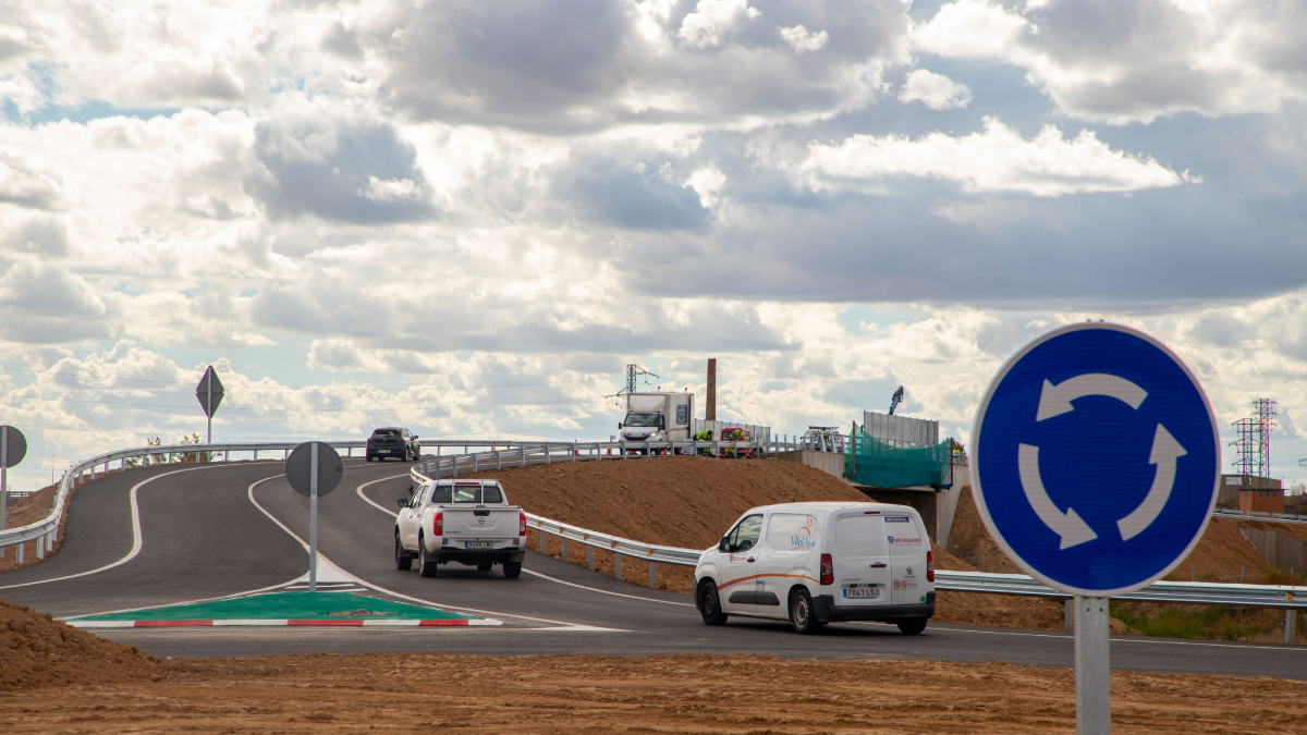 Els primers vehicles que ahir ja utilitzaven el pas elevat per evitar l’encreuament amb les vies. - GERARD HOYAS