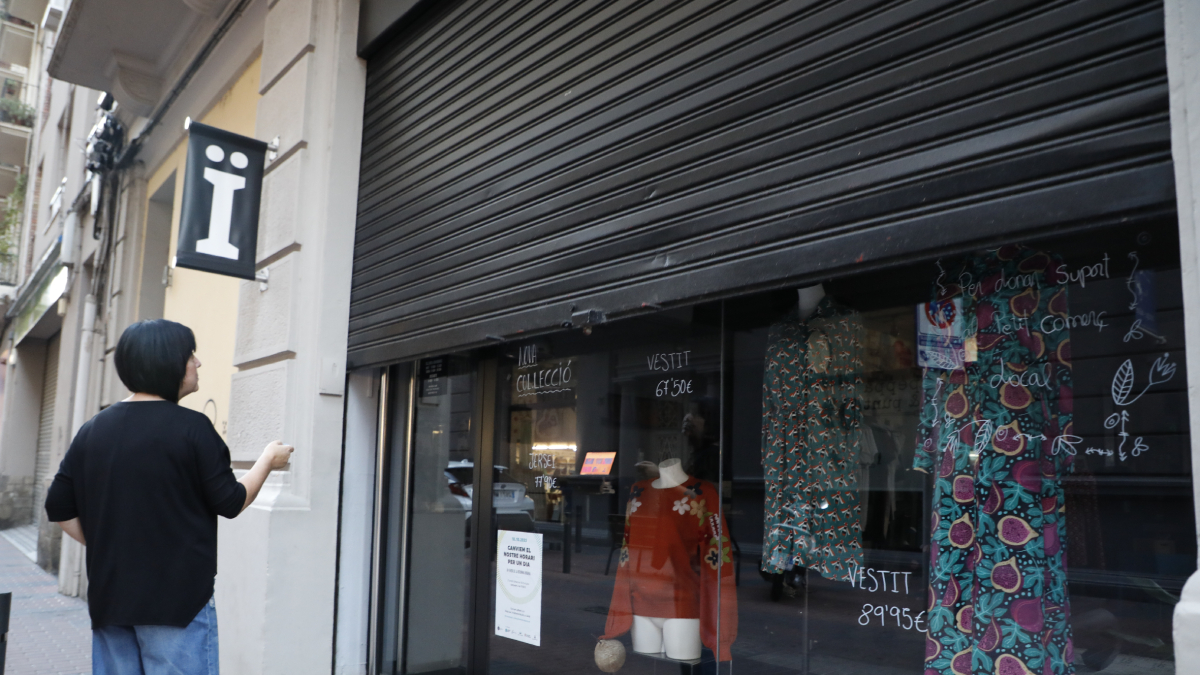 Un dels comerços de la ciutat que es van acollir a la iniciativa i van abaixar la persiana a les 19.00. - AMADO FORROLLA