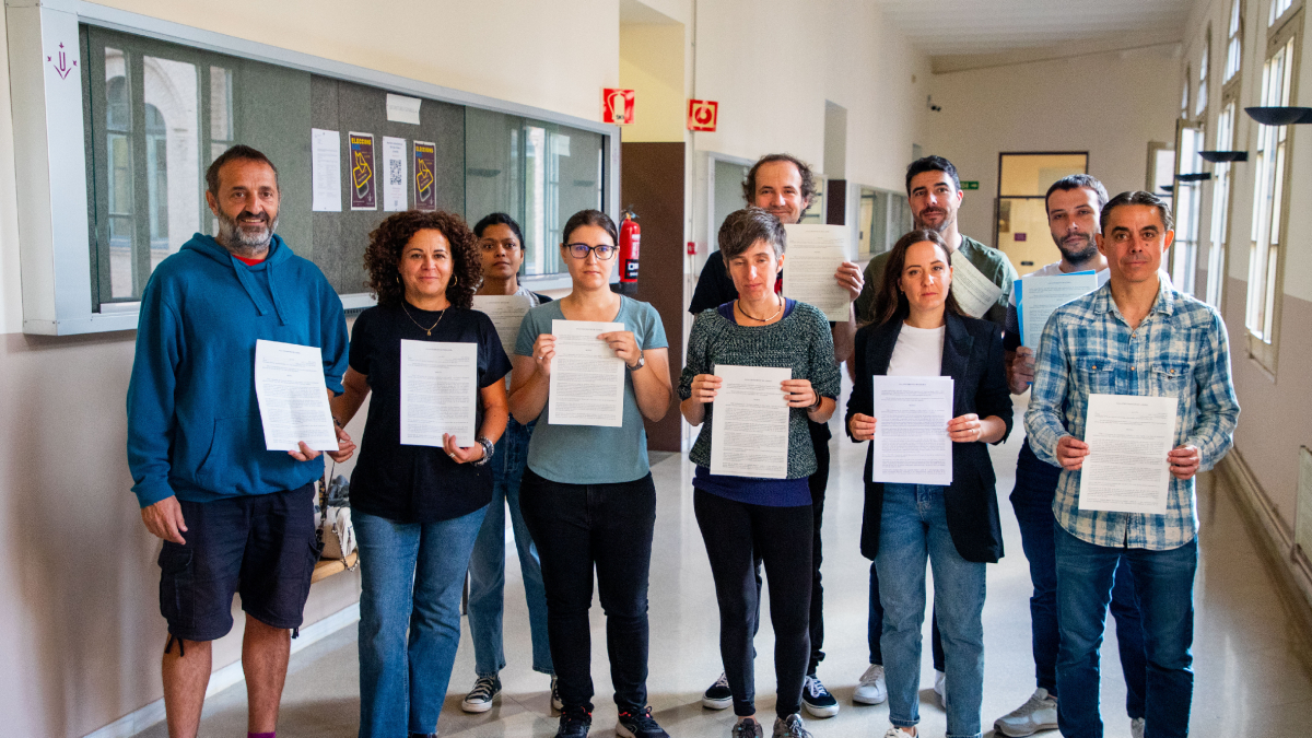 Algunos de los investigadores afectados, ayer en el Rectorado. - GERARD HOYAS