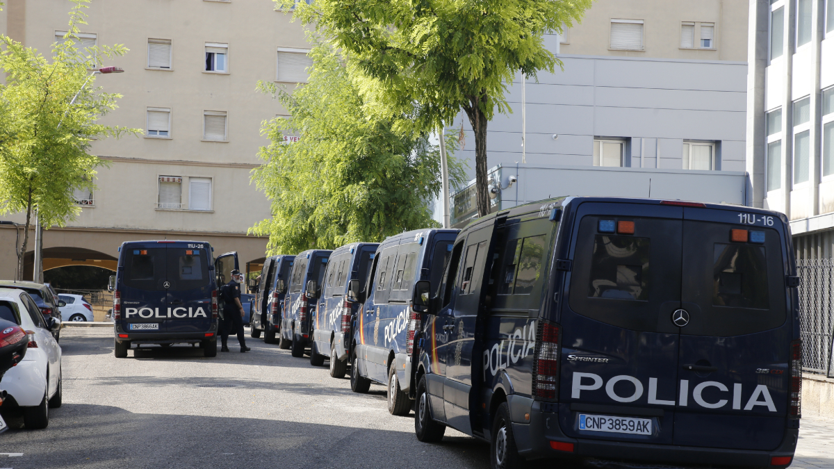 Imatge dels furgons que es van desplegar el 3 de juliol del 2018 durant l’operatiu a Lleida. - MAGDALENA ALTISENT