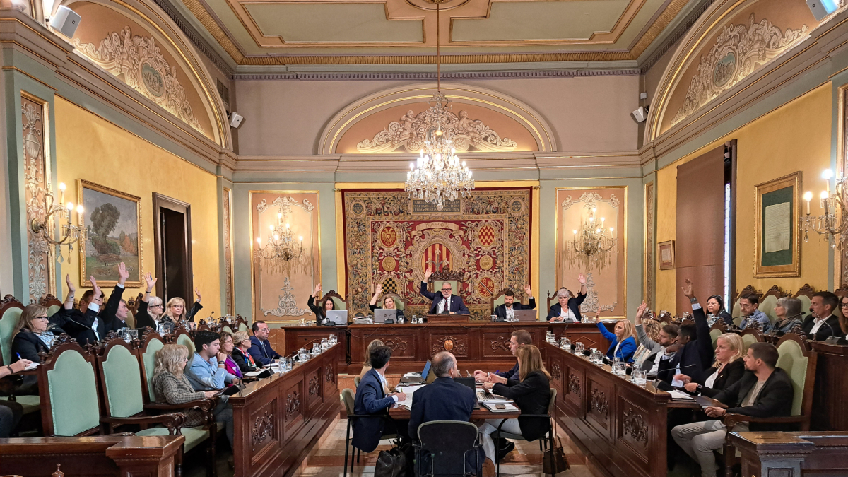 Moment en què el PSC i Junts voten a favor d’aprovar les ordenances fiscals de l’any vinent. - SCD