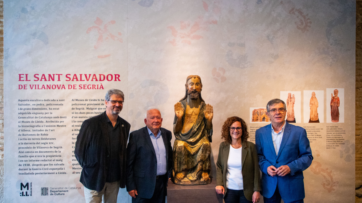 Representants de la Generalitat, el director del Museu de Lleida i Nadal Cabiscol, al costat de l’escultura. - GERARD HOYAS