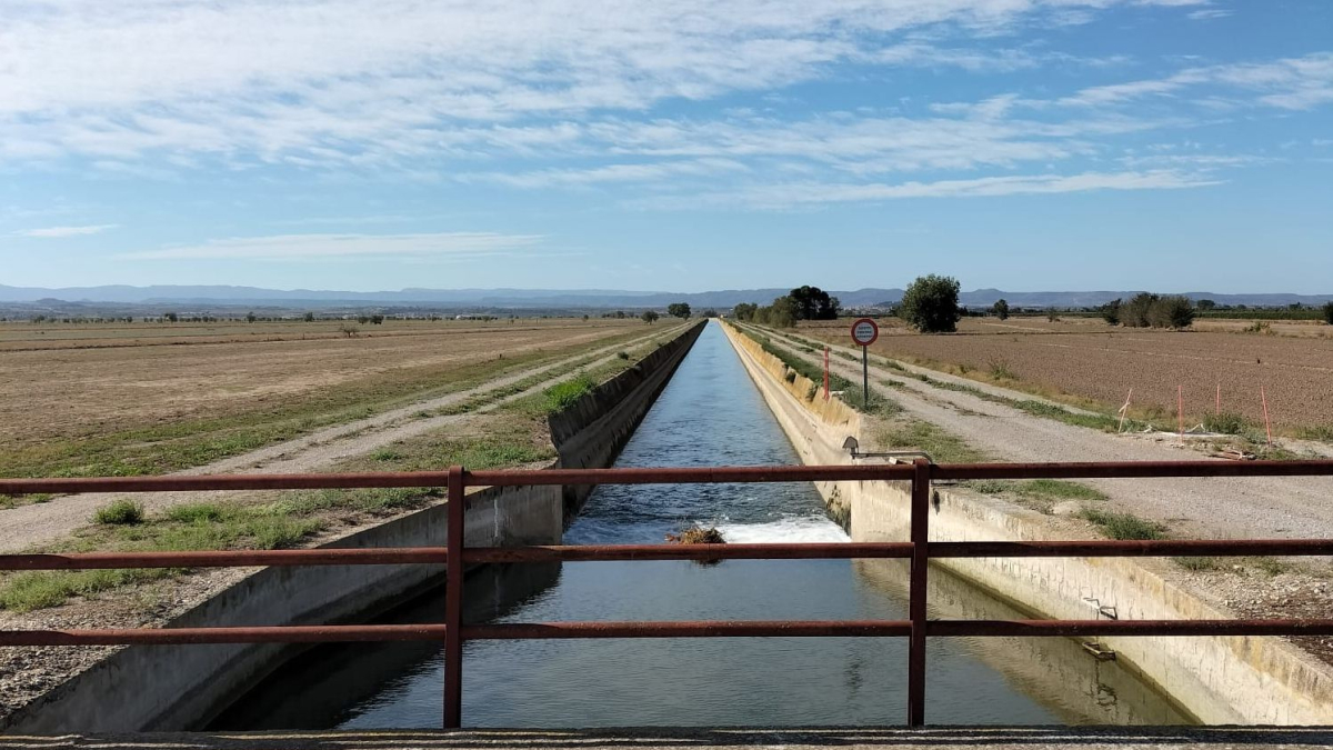 El Canal Principal d’Urgell, després del tancament de la campanya de reg entre finques sense conrear.