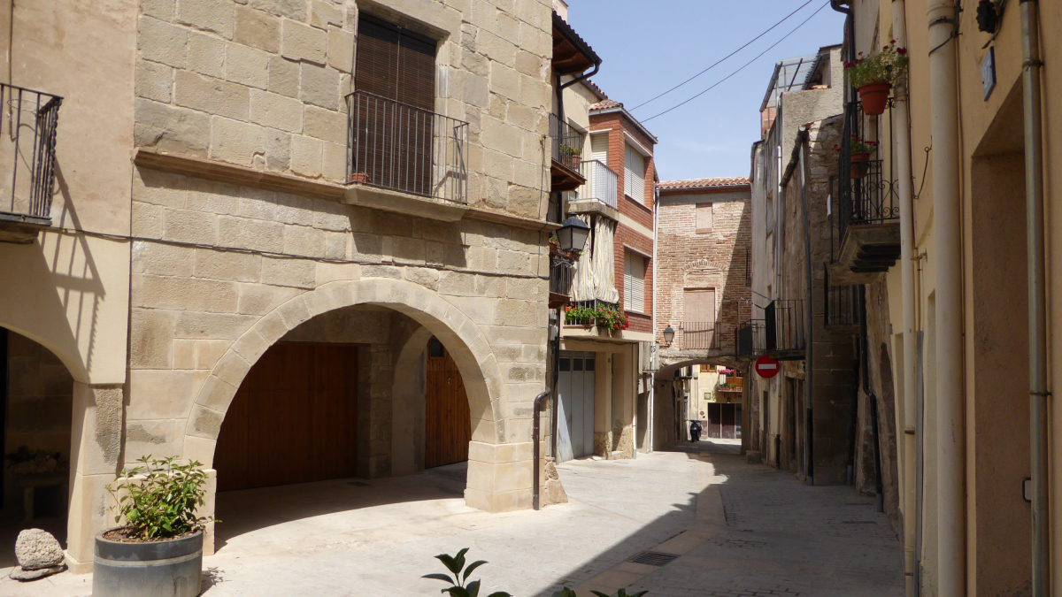 Una vista de la plaça Major d'Artesa de Segre.