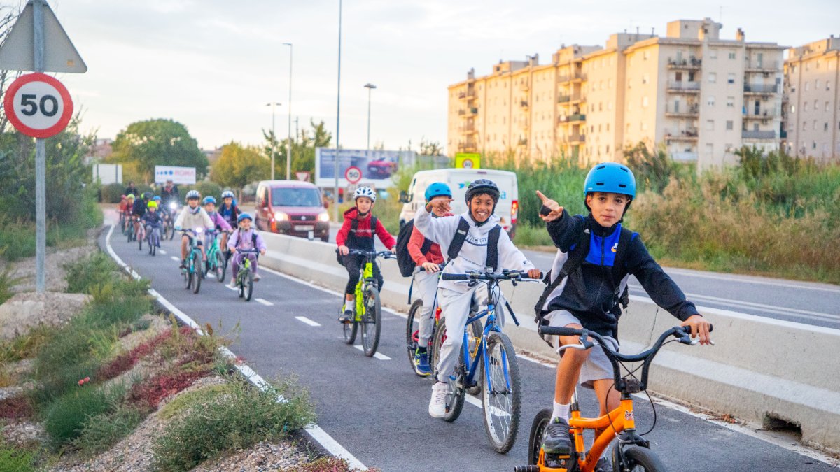 El colegio Sant Jordi promueve el uso del nuevo carril bici en la N-230 - GERARD HOYAS