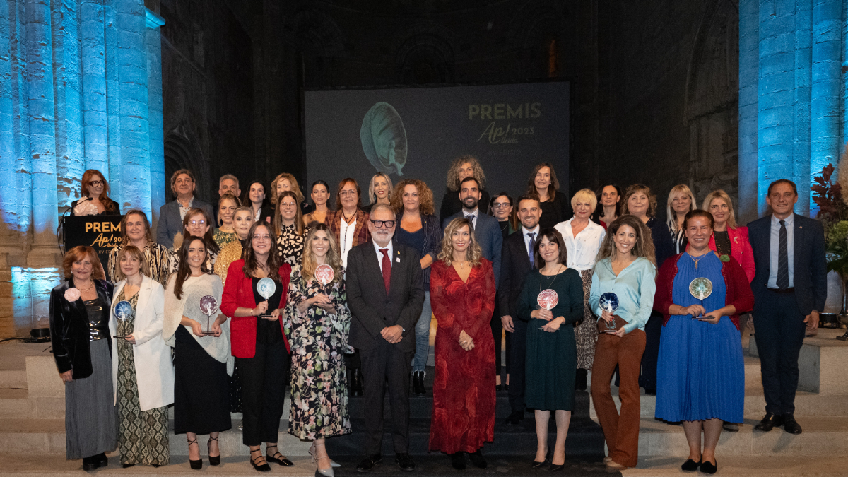 Autoridades, las impulsoras y las siete empresarias galardonadas en los Premis Ap! Lleida tras la ceremonia ayer por la tarde en la Seu Vella. - AP! LLEIDA