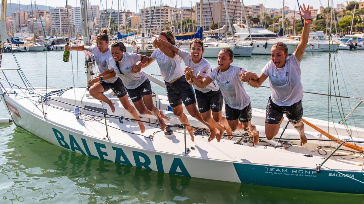 Míriam Oliva, la tercera per la dreta, celebra amb les companyes el títol mundial a Baiona.