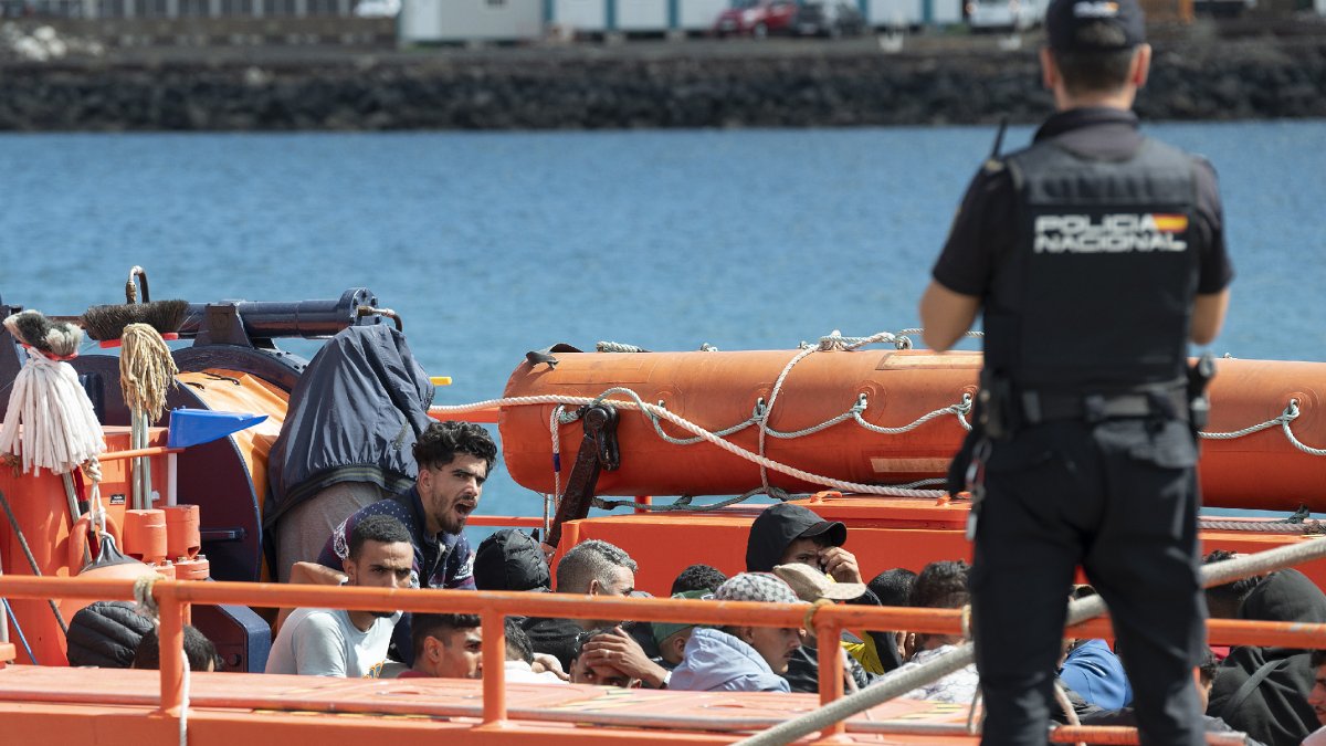 Migrants rescatats a Lanzarote ahir al port d’Arrecife. - EFE