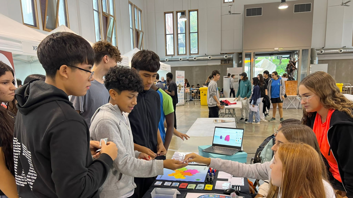 Alumnes de Fedac Lleida, ahir a la Fira Maker que se celebra al Mercat del Pla. - FEDAC LLEIDA