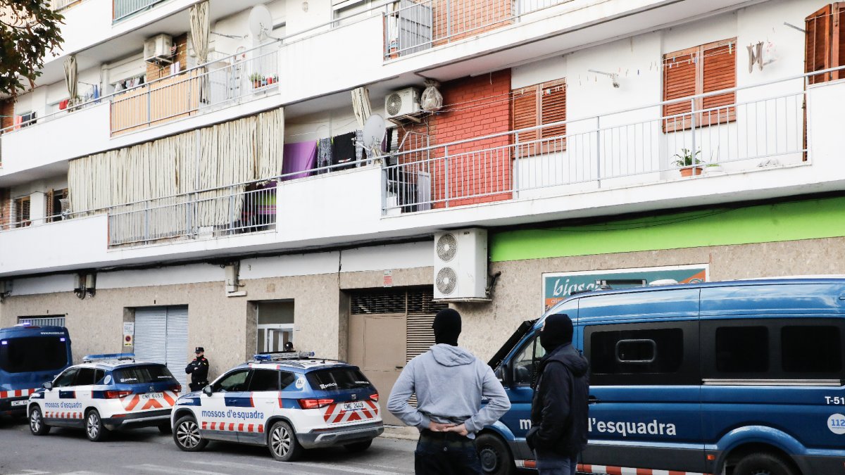 Imagen del operativo del pasado martes en la calle Mossèn Ramon Viladrich de Mollerussa. - AMADO FORROLLA
