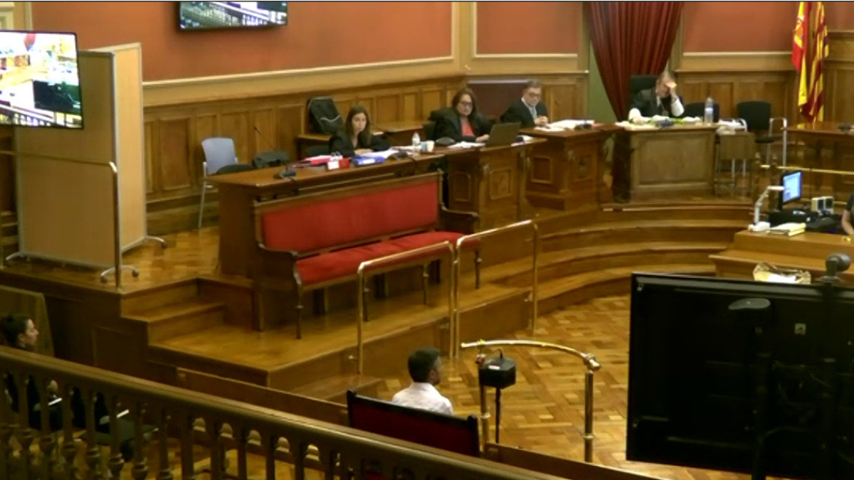 Captura de la declaración del acusado de asfixiar a su exmujer en Manresa durante el juicio en la Audiencia de Barcelona