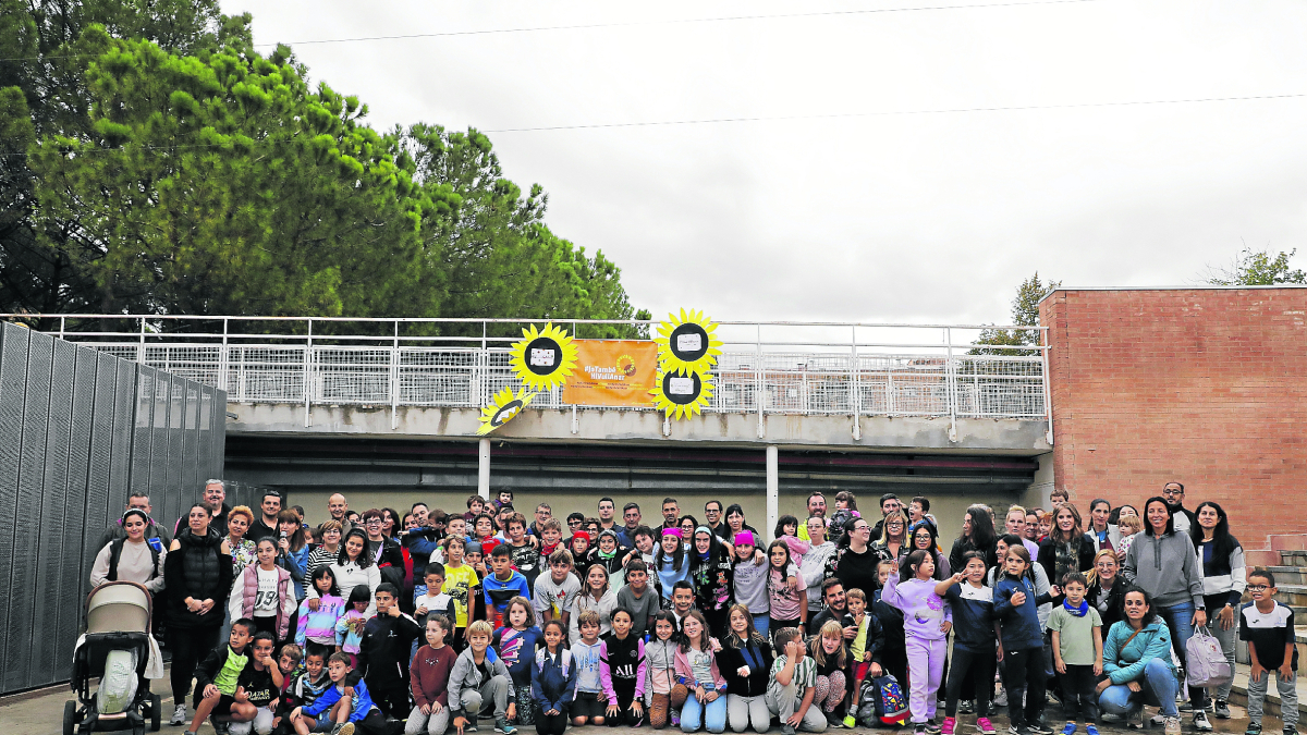 Alumnos y padres ante la pancarta en favor de la educación inclusiva en la escuela Joc de la Bola. - AMADO FORROLLA