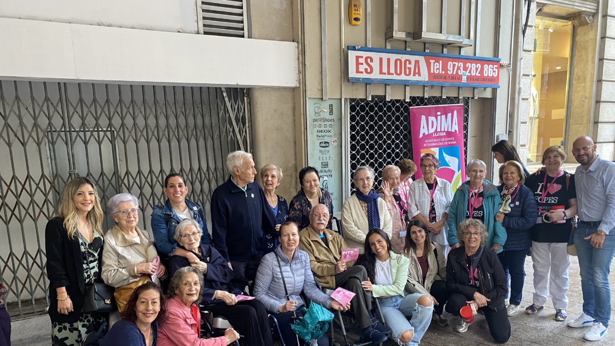 Usuarios y profesionales de la residencia Balàfia II formaron ayer un gran lazo humano. - RESIDÈNCIA PARC DEL SEGRE