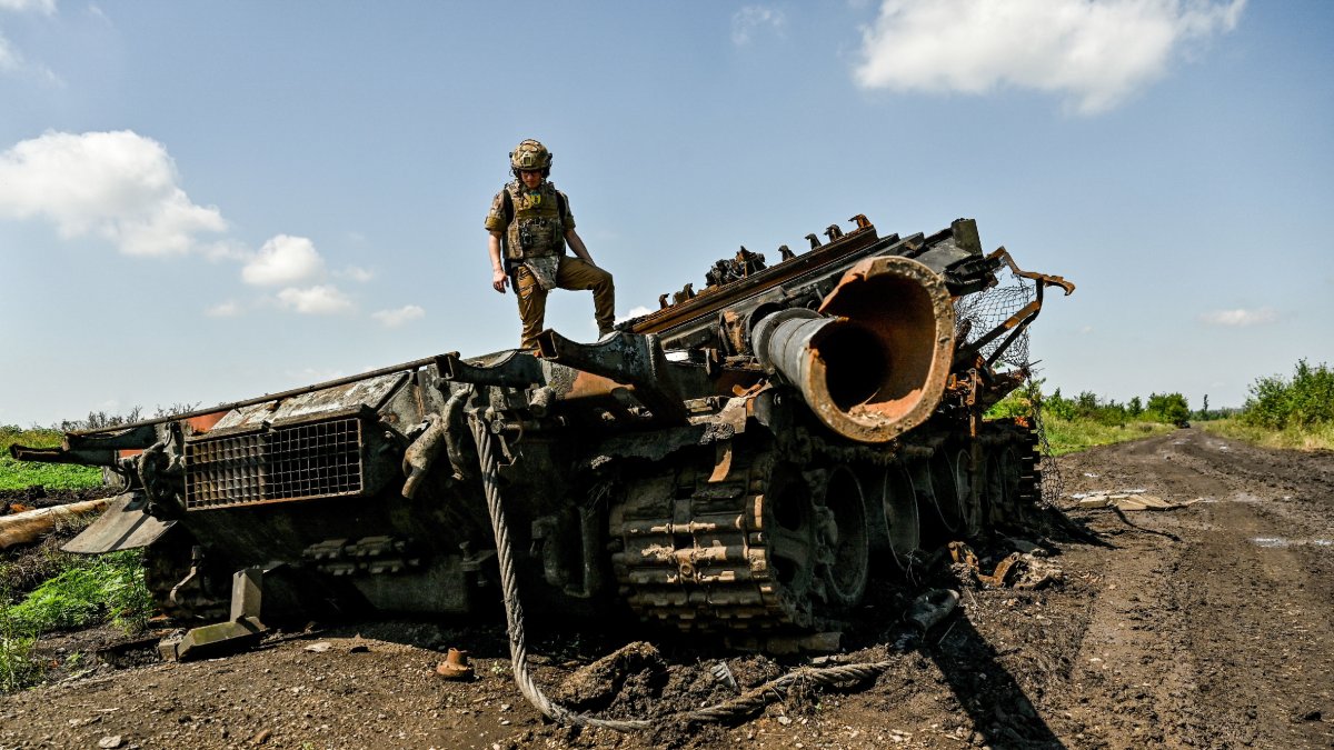 Imatge d’arxiu d’un militar ucraïnès sobre les restes d’un carro de combat rus. - EUROPA PRESS / CONTACTE / DMYTRO SMOLIENKO