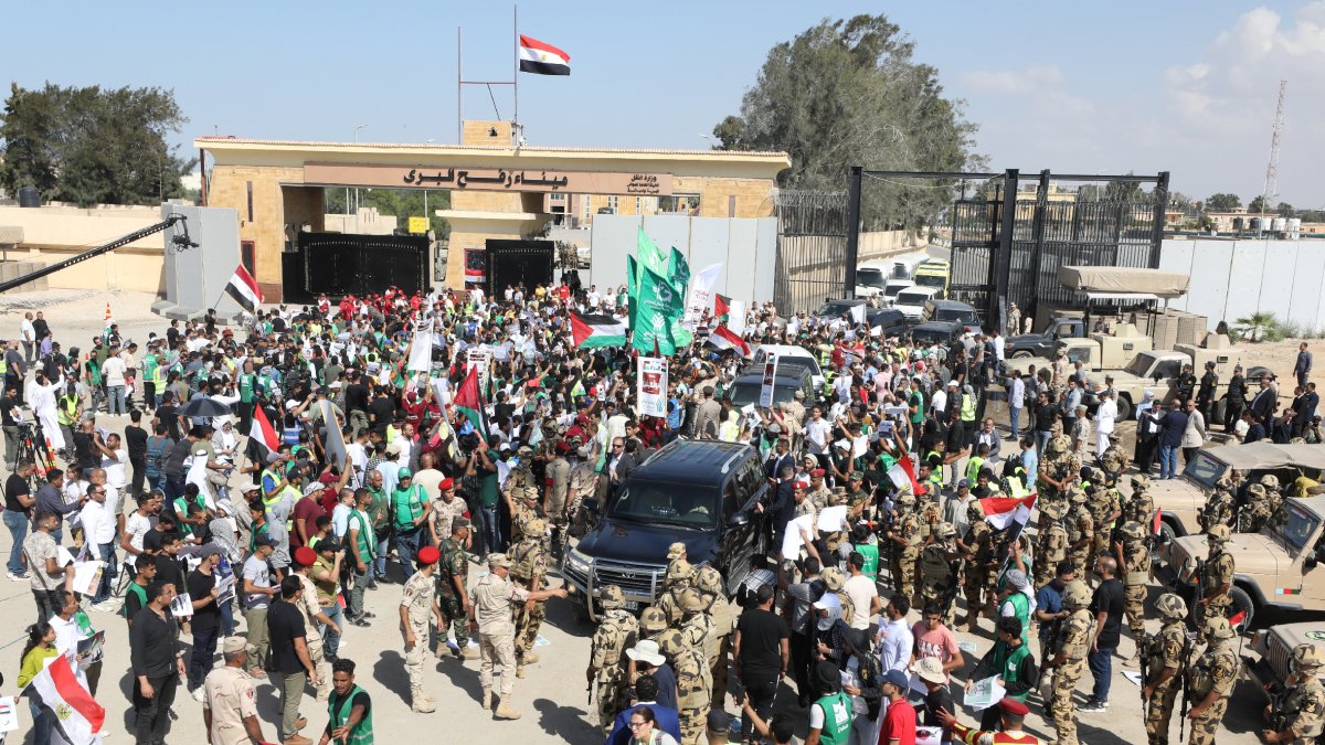 Civiles y militares rodean el coche en el que viajaba el secretario general de la ONU en el paso de Rafah. - MARC ENRIQUE