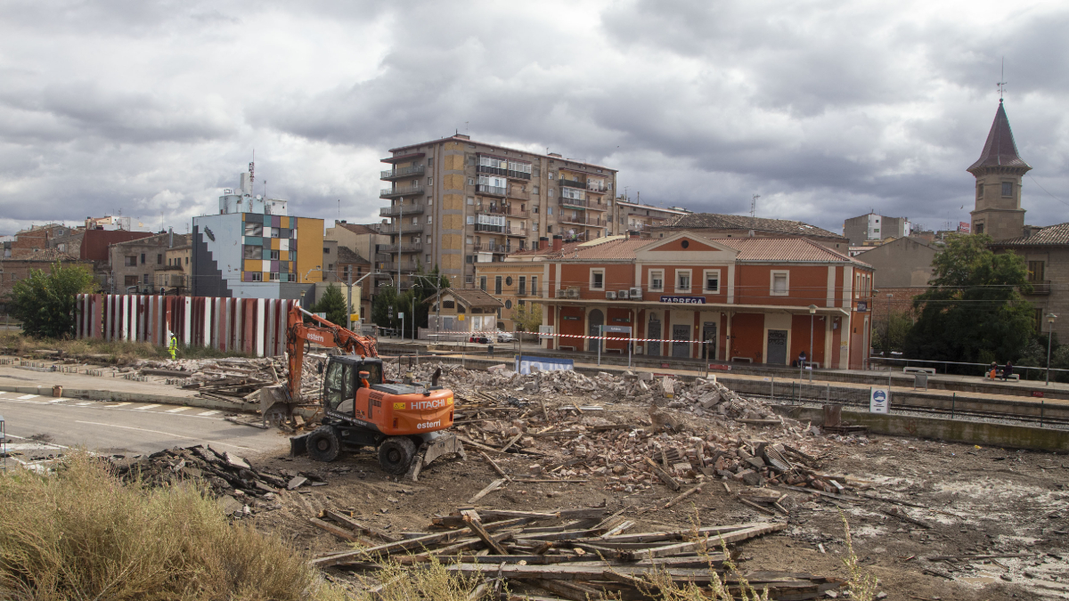 Los restos de obra del antiguo almacén que ayer fue derribado. - LAIA PEDRÓS