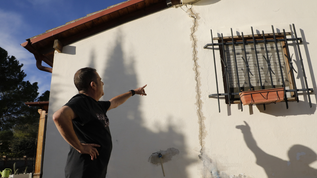 Uno de los vecinos afectados observa las grietas en su casa, en Torres de Sanui. - AMADO FORROLLA