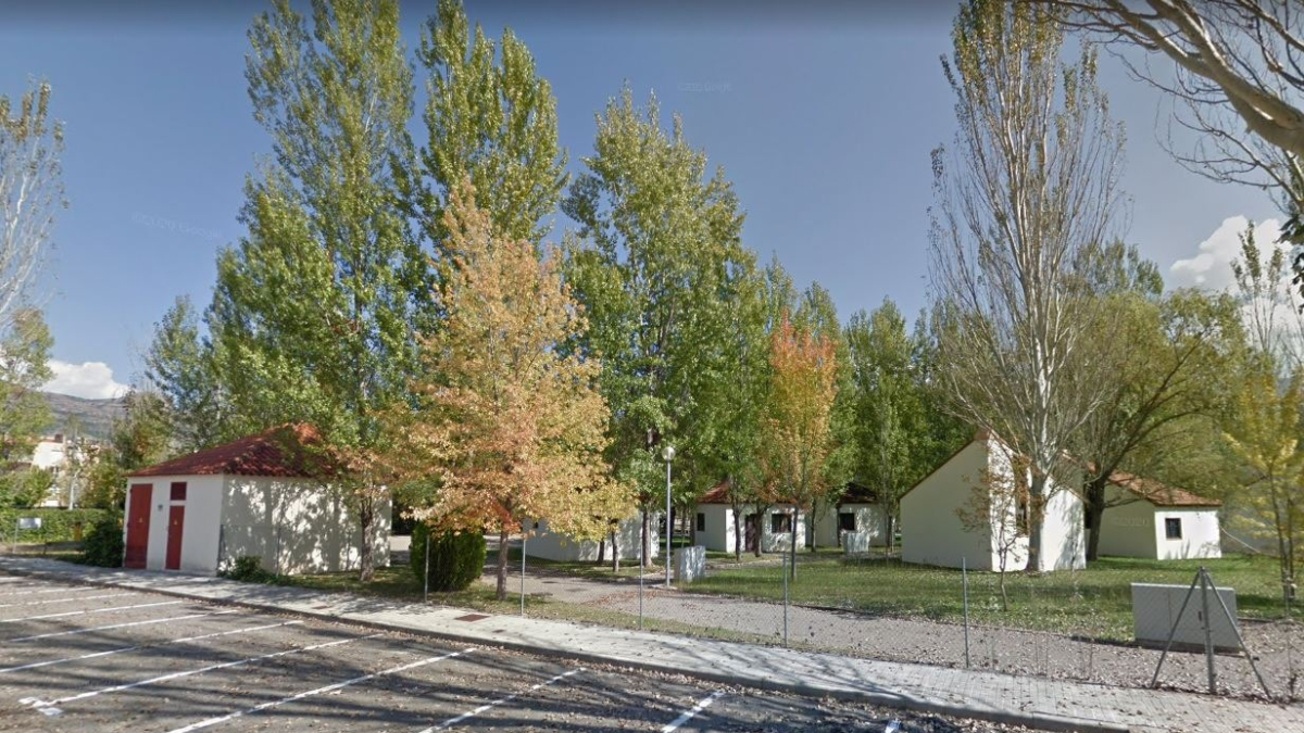 El detenido había estado de ‘okupa’ en uno de los 18 bungalows del área vacacional junto a la estación de La Pobla de Segur. - SEGRE