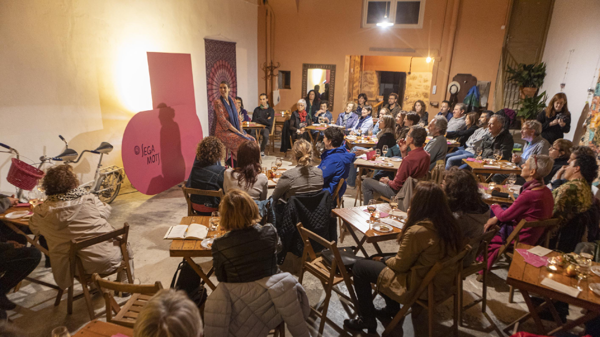 Més de 50 persones es van divertir divendres en una sessió de contes amb la valenciana Patricia Picazo. - AJUNTAMENT DE CASTELLDANS