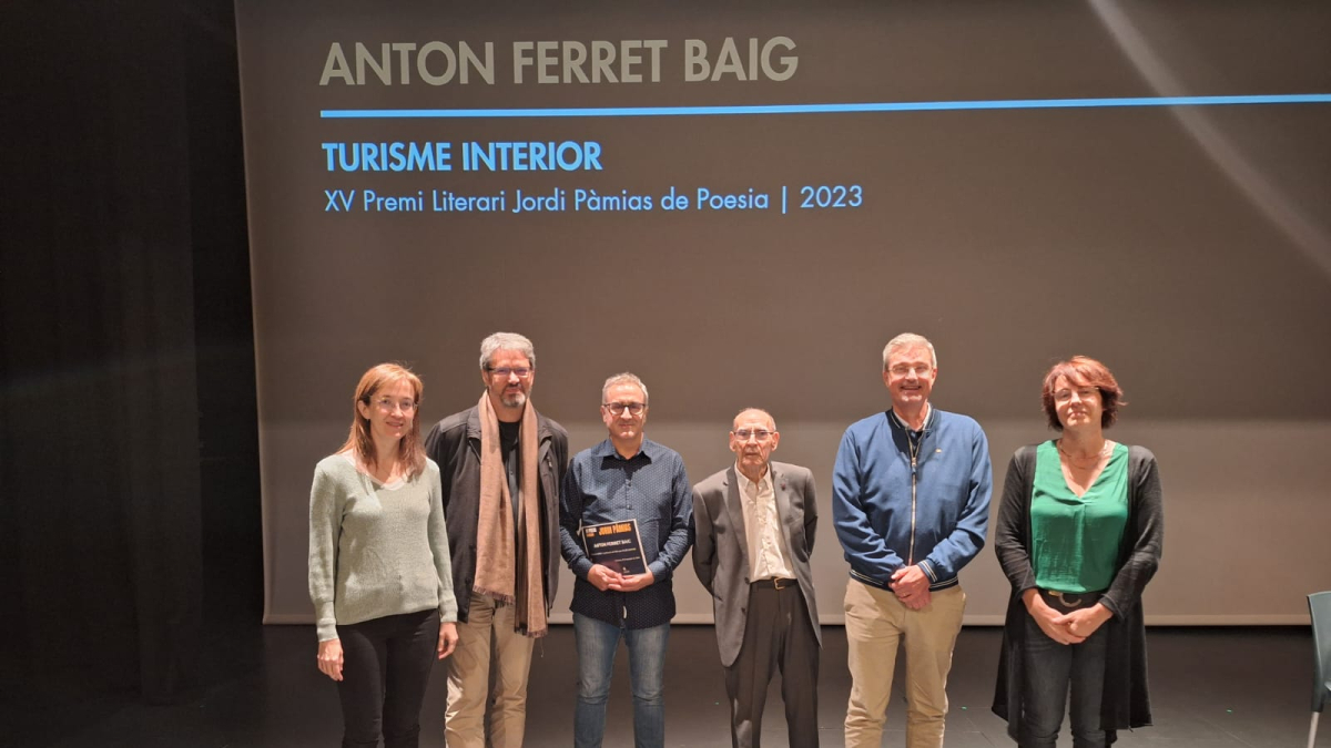 El jurat del certamen amb el guanyador, Anton Ferret, Jordi Pàmias i representants de l’ajuntament. - X. SANTESMASSES