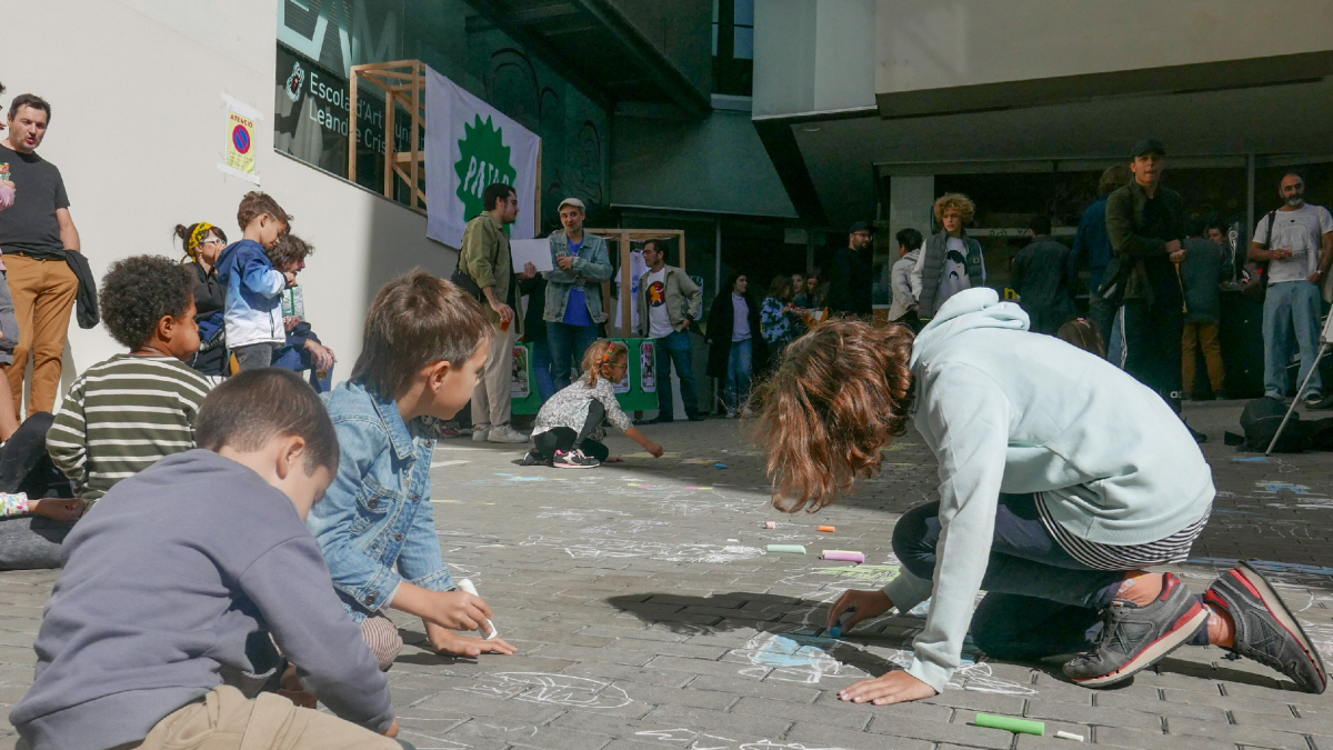 Els més petits van poder participar en alguns dels tallers a l’Escola d’Art Leandre Cristòfol. - JAUME BARRULL
