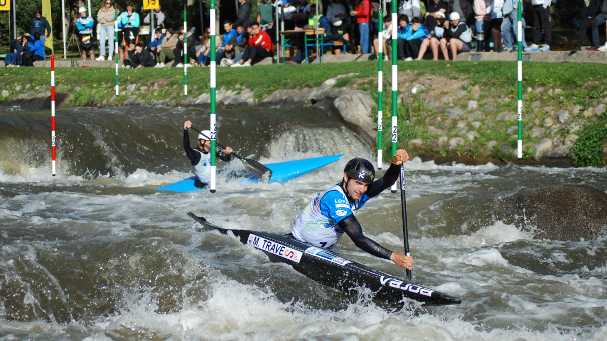 L’equip sènior C1 del Cadí, amb Miquel Travé al capdavant, durant el descens d’ahir. - NORBERT AGUILERA