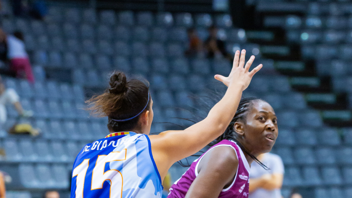 La senegalesa Aya Traoré, quien debutaba ayer, encarando la canasta ante una defensa rival. - JAVI ENJUANES