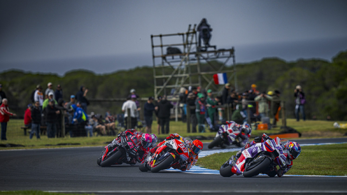 Marc Márquez, rere la línia de Jorge Martín en les primeres voltes del gran premi. - REPSOL MEDIA