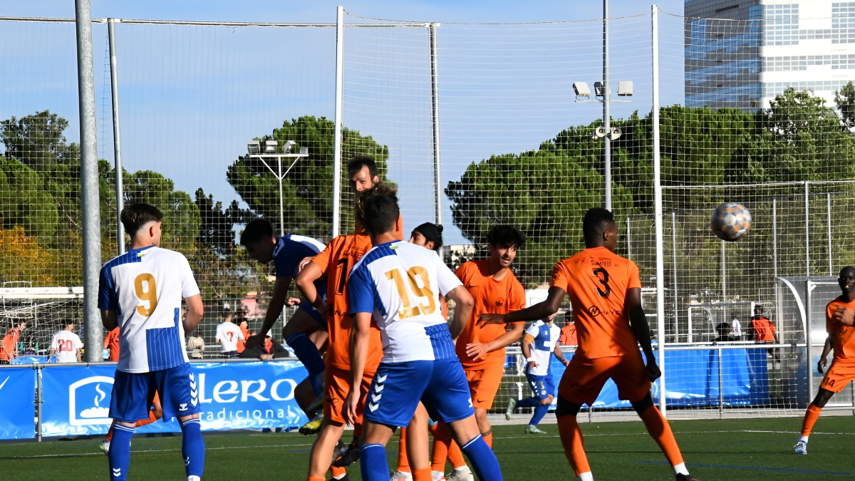 Jugadores del Atlètic Lleida ayer luchan un balón centrado al área.