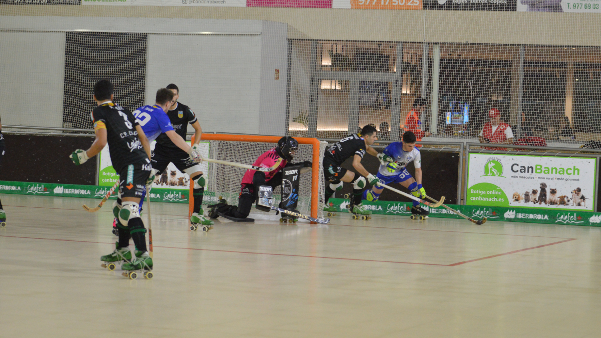 L’argentí Nico Ojeda intenta anar-se’n del marcatge de Joan Escala per darrere de la porteria de Camps. - SEBAS MONCUSÍ