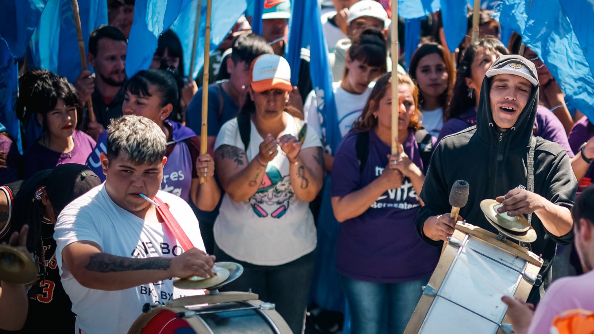 Jóvenes partidarios del candidato presidencial, Sergio Massa. - EFE