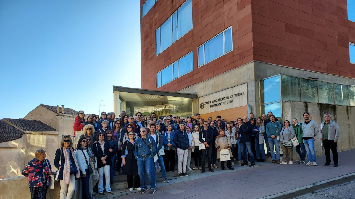 Más de sesenta personas participaron en el Arquivolta, que visitó los edificios del Eix Comercial. - JOSEP MARIA CURRIÀ