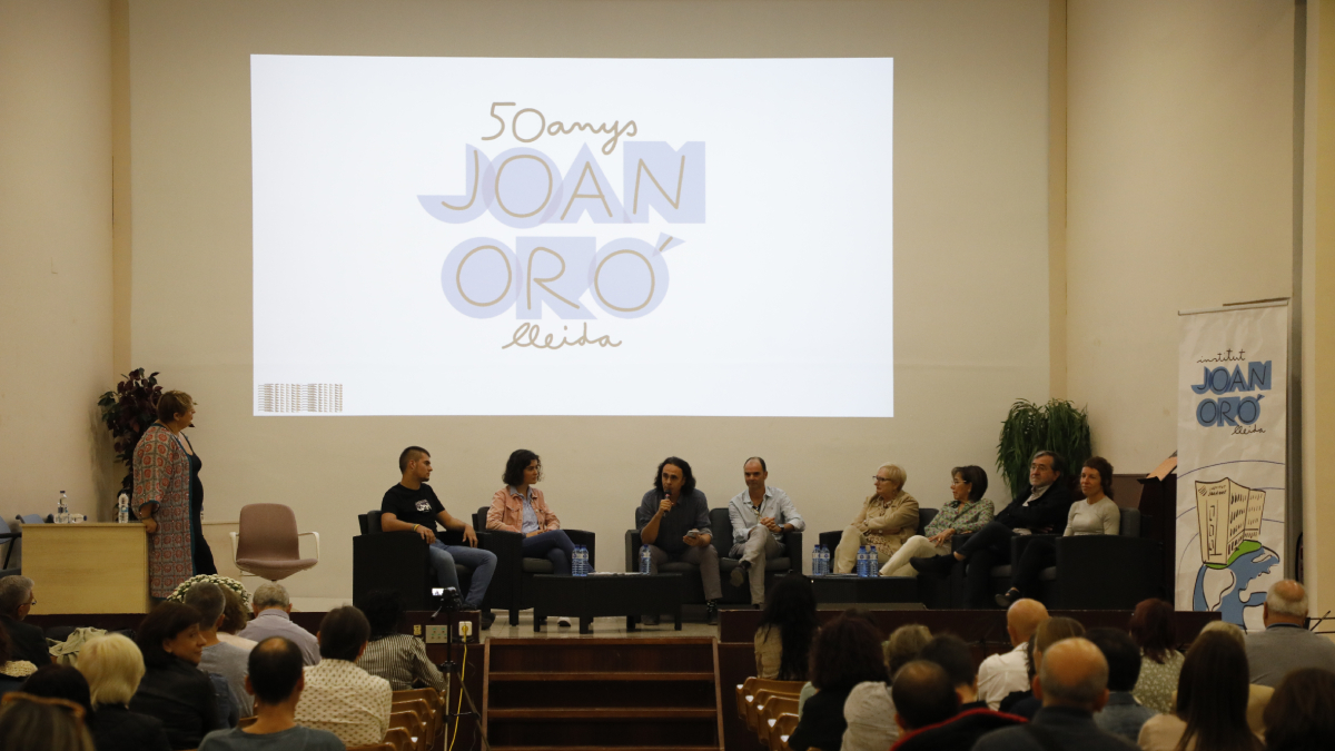 Exalumnes i antics docents i directors del Joan Oró van participar ahir en una taula redona.