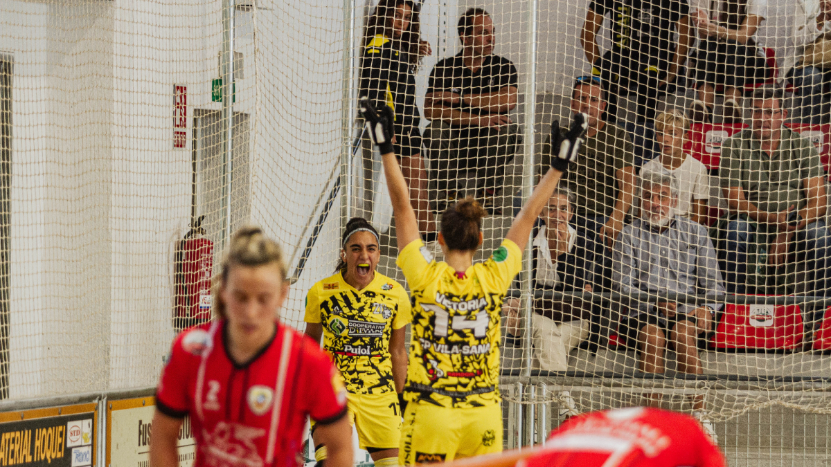 L’argentina Gime Gómez celebra el gol amb Victòria Porta.