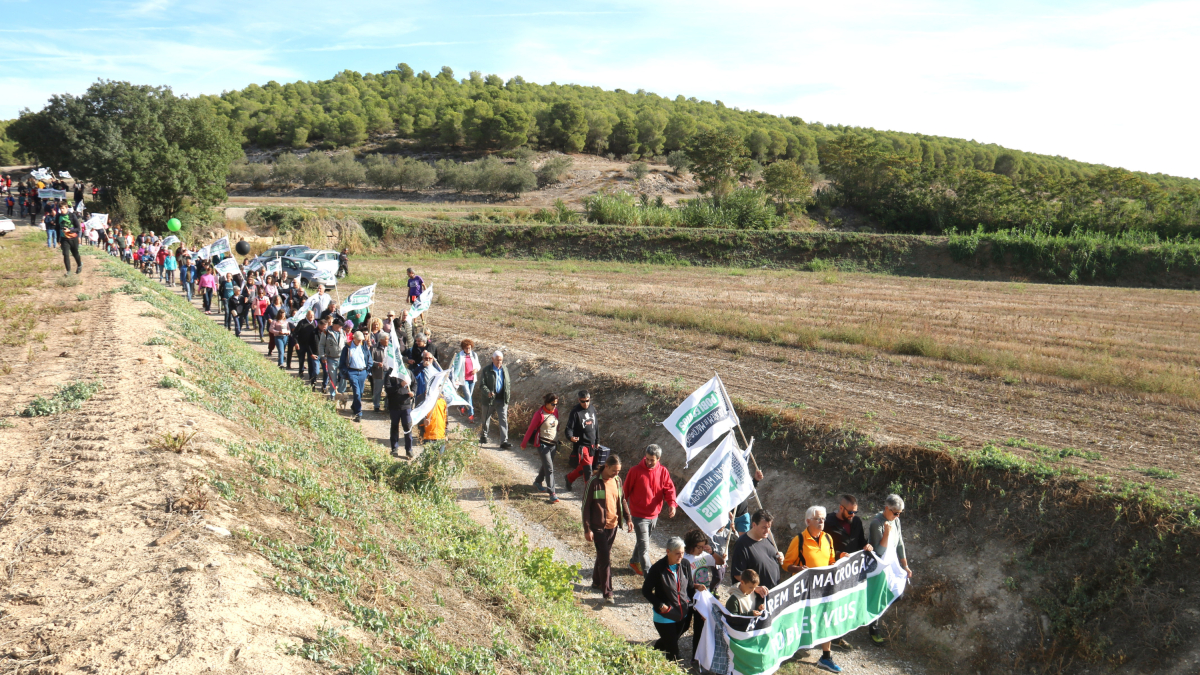 Manifestantes llegando al punto donde se quiere proyectar la macrocentral de la Sentiu de Sió