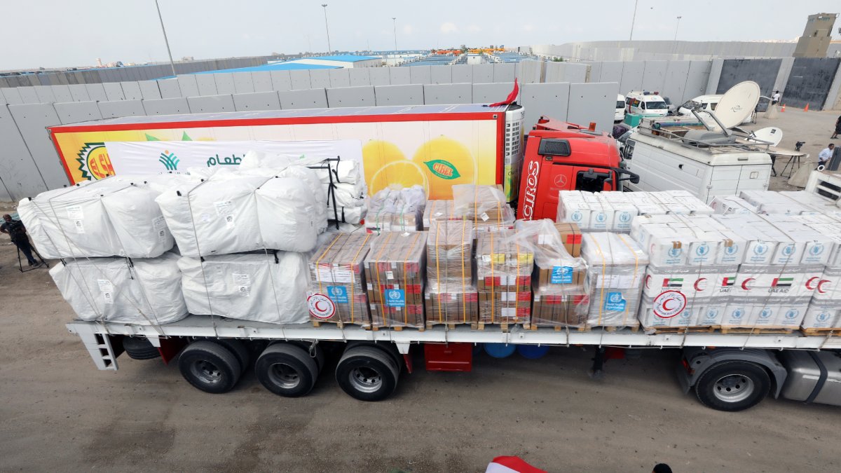 Un camió amb ajuda humanitària travessant la frontera entre Egipte i la Franja de Gaza ahir. - EFE