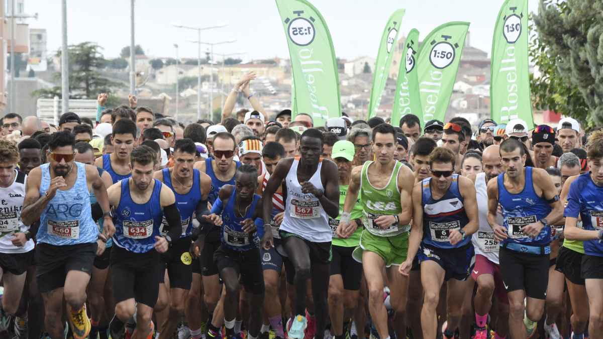 Momento en que la organización da el pistoletazo de salida a la Mitja Marató de Mollerussa, que congregó a unos 700 corredores. - SANTI IGLESIAS