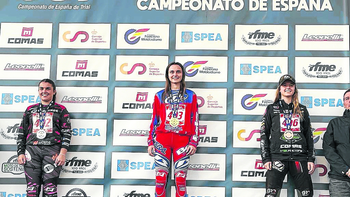 Laia Pi, en el centro, en el podio como campeona de España de trial en féminas TR1.