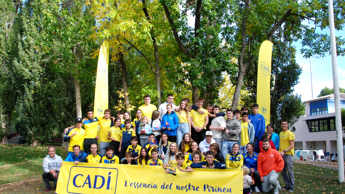 El grupo de palistas del Cadí posan al final de la competición con el trofeo de campeón. - NORBERT AGUILERA