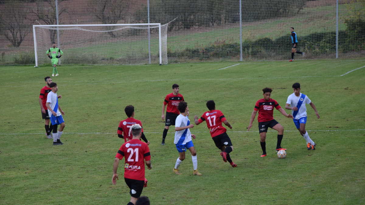 Un jugador del Coll de Nargó trata de controlar un balón ante la presión de un rival. - CYNTHIA SANS