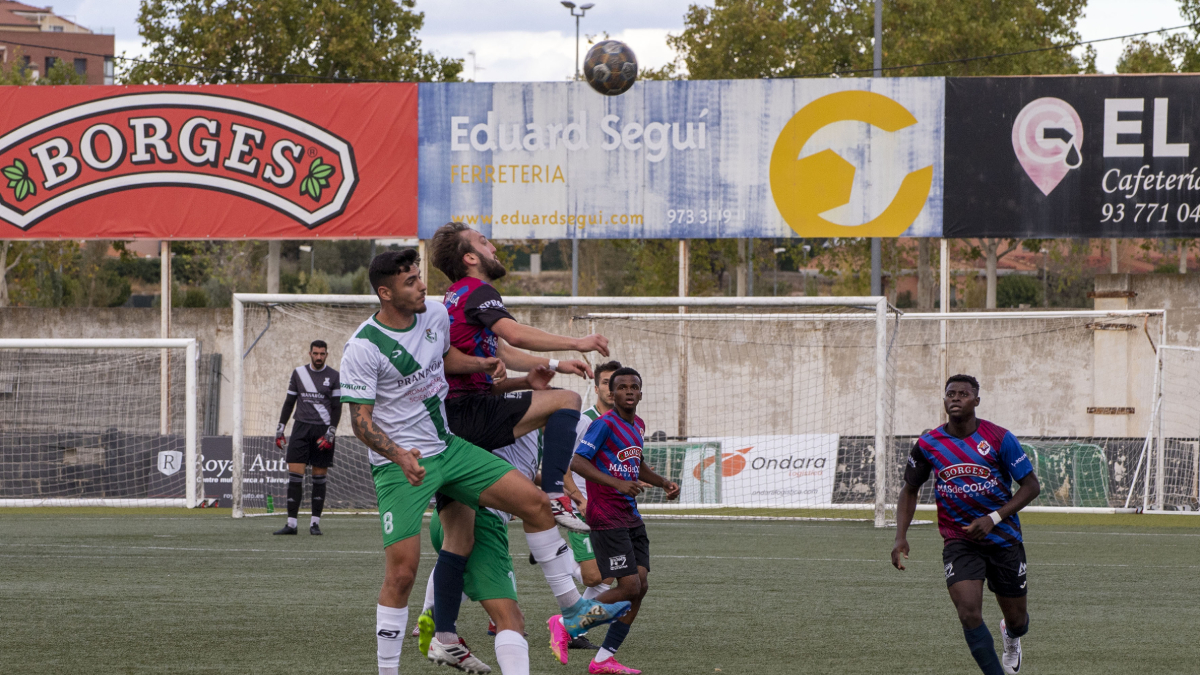 Pau Viladrich, del Tàrrega, pugna con un rival por un balón aéreo. - LAIA PEDRÓS