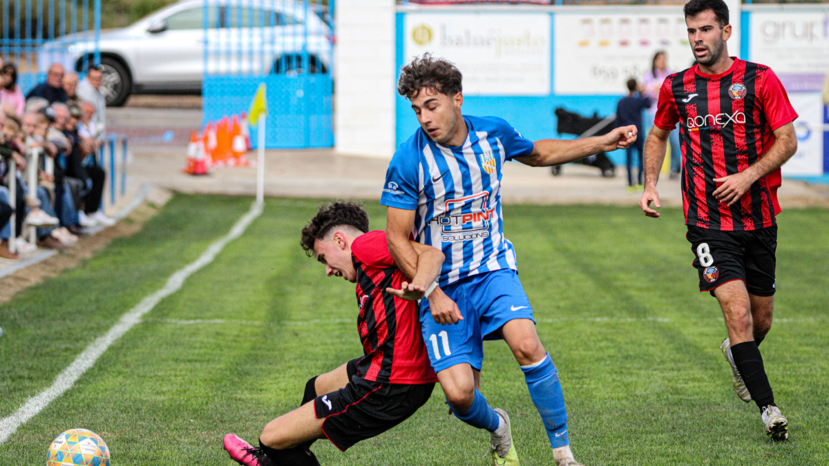 Sergi Reluy, un dels destacats de l’Artesa, pugna per la pilota amb un jugador del Sant Cugat. - INGRID SEGURA