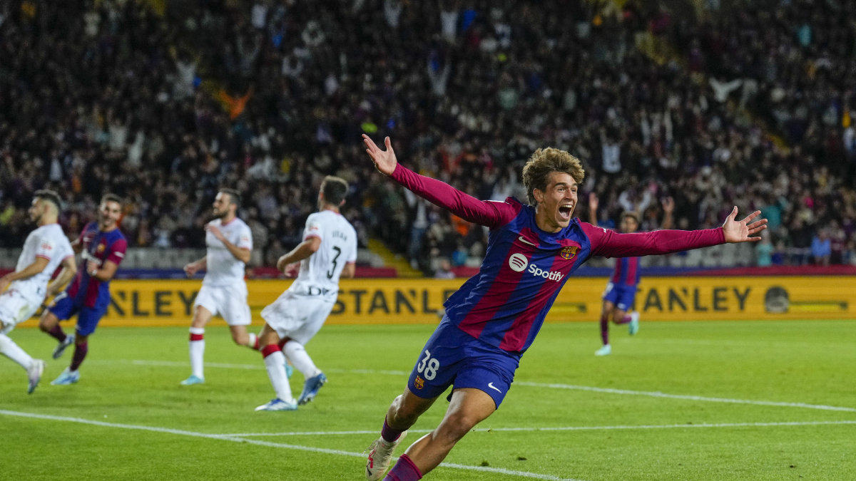 El jove debutant del FC Barcelona, Marc Guiu, de 17 anys, celebra exultant el seu gol que va donar la victòria als de Xavi. - EUROPA PRESS