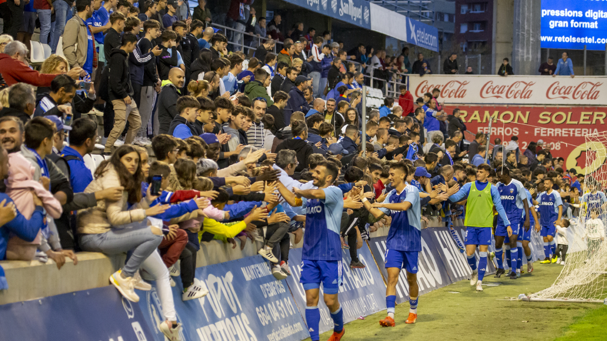 La comunión entre los futbolistas azules y la afición tras vibrar con otra remontada del equipo. - JORDI ECHEVARRIA