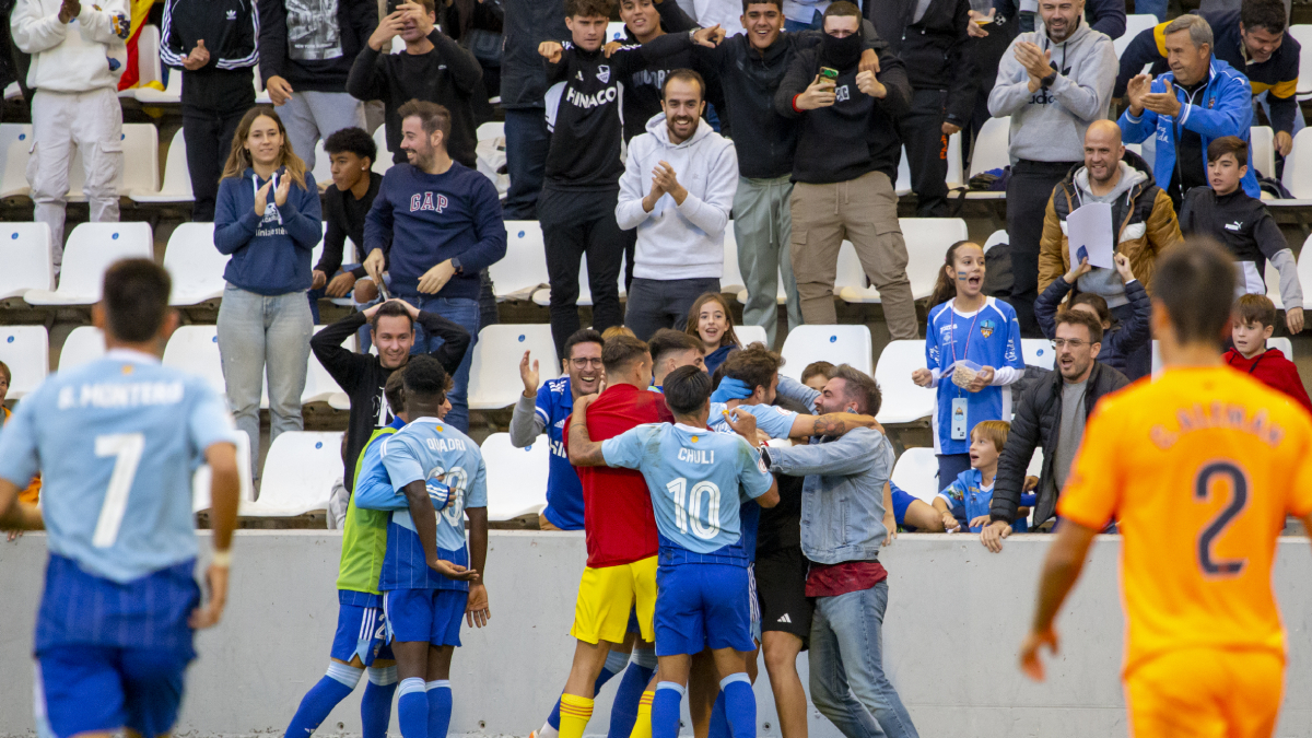 La comunión entre los futbolistas azules y la afición al vibrar con otro remontamiento del equipo. - JORDI ECHEVARRIA