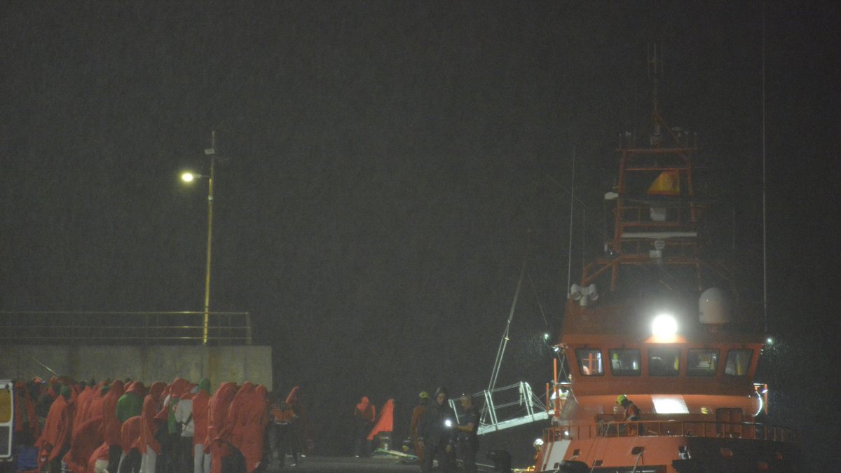 Migrantes rescatados por Salvamento Marítimo ayer en El Hierro. - EFE