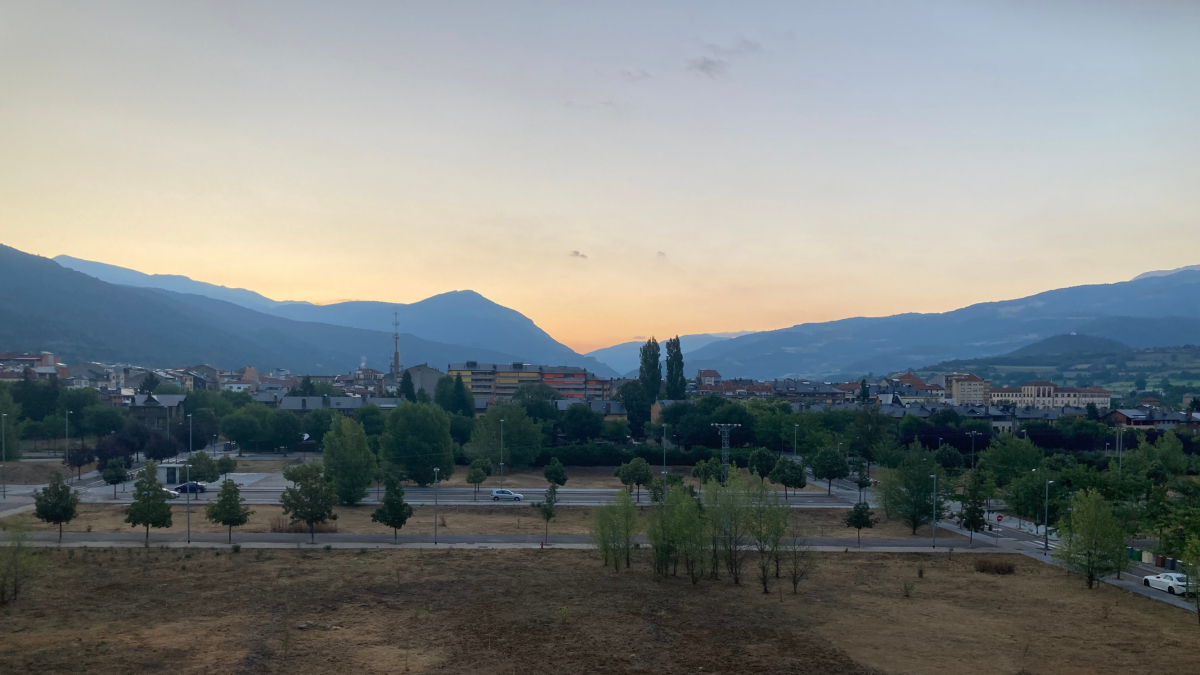 Vista panoràmica d'una part de l'àrea d'expansió de l'Horta del Valira, amb el centre de la Seu d'Urgell al fons