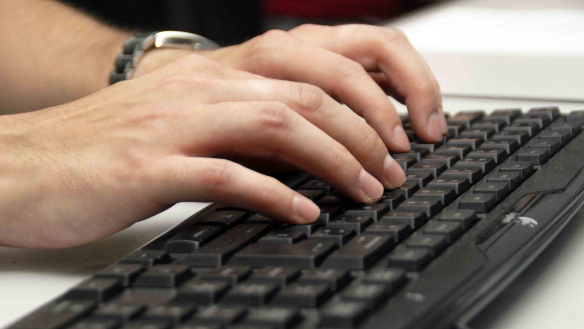 Archivo - Persona usando un teclado.