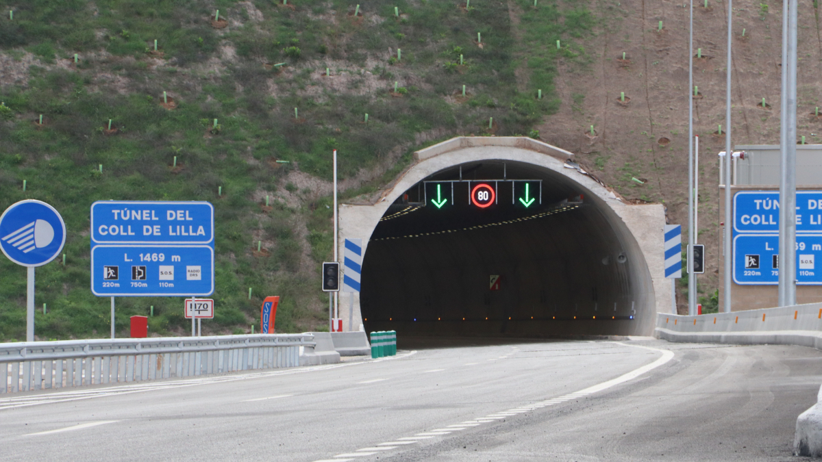 Imagen de la entrada del túnel del collado|cuello de Lille del A-27 en Montblanc el día de la inauguración